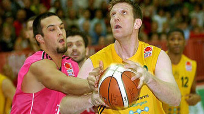 Eine Saison lang in Tübingen eine Macht unter dem Korb, jetzt mit Nürnberg im Abstiegskampf: Tim Nees (rechts)
FOTO: NIETHAMMER