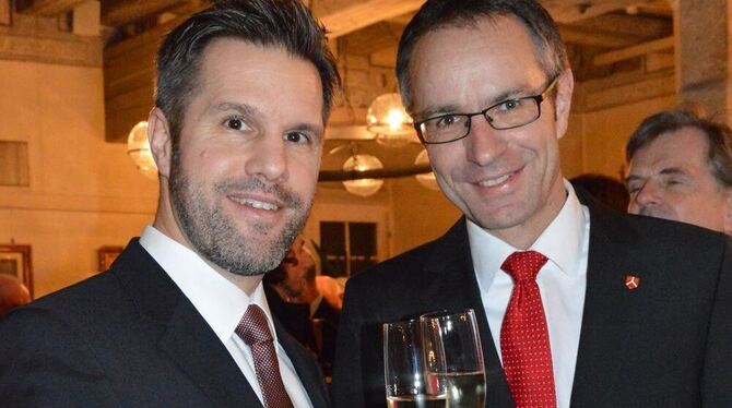 Anstoßen auf ein gutes Miteinander: Gewerbevereins-Vorsitzender Marc Wolf (links) und der neue Bürgermeister Bernd Haug. FOTO: V