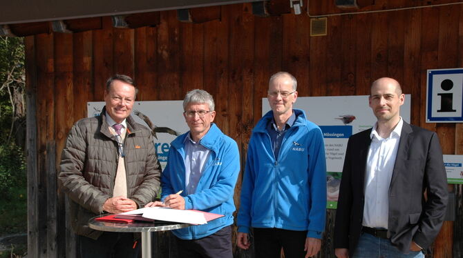 Klaus Tappeser (links), Uwe Prietzel, Dr. Daniel Schmidt-Rothmund und Matthias Fritz bei der Vertragsunterzeichnung in Mössinge