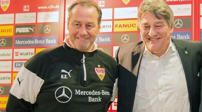 VfB-Präsident Bernd Wahler (r) setzt weiter auf Trainer Huub Stevens. Foto: Daniel Maurer