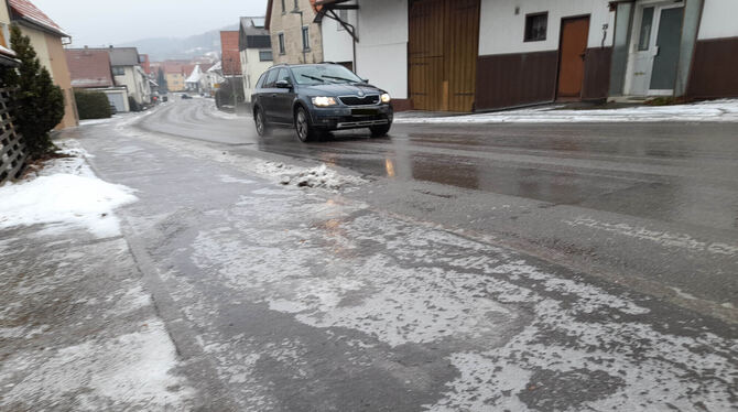 Nächtlicher Regen könnte auf den tiefgefrorenen Böden und Straßen zu Glatteis in der Region Neckar-Alb führen.