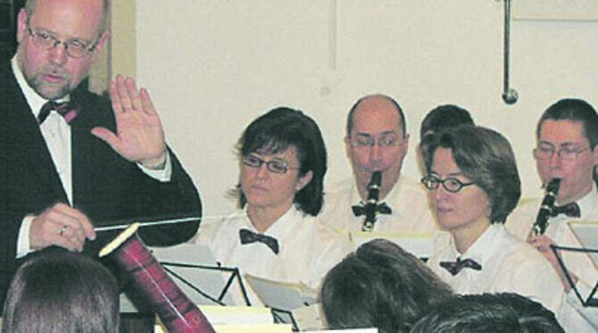 Ein gemeinsames Adventskonzert gaben Liederkranz und Musikverein in Walddorfhäslach. Der Erlös ist für die Renovierung des Häslacher Kirchturms bestimmt. Im Bild der Musikverein mit seinem Dirigenten Simon Kaden.
FOTO: MÜLLER