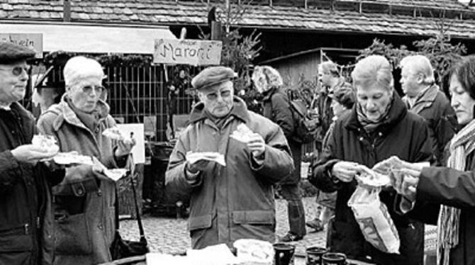 Den Besuchern des Metzinger Weihnachtsmarkt schmeckt's. Eher verhalten war dagegen die Kauflust.
FOTOS: MAR