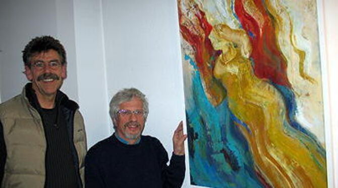 Pfarrer Siegfried Kühnle, links, und Hannes Münz vor einem Engel in Acryl.
FOTO: TIA