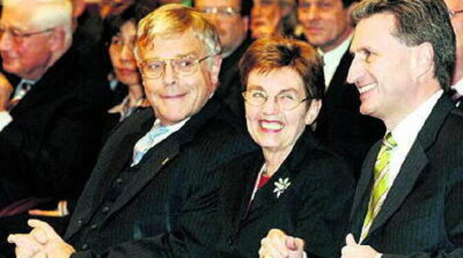 Ansteckender Optimismus: (von links) Eberhard Schaich, Schaichs Ehefrau Gisela und Günther Oettinger.
FOTO: MARKUS NIETHAMMER