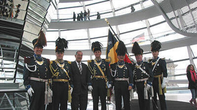 Im Mittelpunkt des allgemeinen Interesses: Reutlingens Stadtgardisten (von links) Karl Schall, Dr. Harald Sautter, Ernst-Reinhard Beck, Jürgen Fuchs, Ulrich Moroff, Rolf Bitzer und Marc Panter.
FOTO: GÖTZ