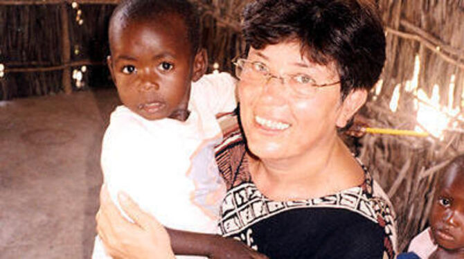 Luba Maier in dem Kindergarten in Mwamanga, der nun ein Gebäude bekommen soll, das diese Bezeichnung auch verdient.
FOTO: PR