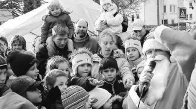 Umschwärmt, belagert und sangesfreudig - der Nikolaus in Eningen.
FOTO: KABLAOUI