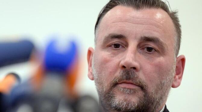 Pegida-Chef Lutz Bachmann gerät wegen eines selbst geschossenen Fotos mit Hitler-Bärtchen unter Druck. Foto: Arno Burgi/Archi