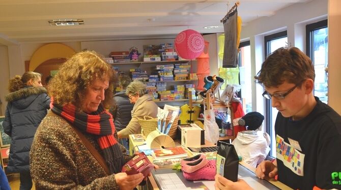 Im Schülerladen am Lindenplatz gibt es günstige Second-Hand-Bekleidung, Spielsachen, selbst Gefertigtes aus den Schul-Werkstätte