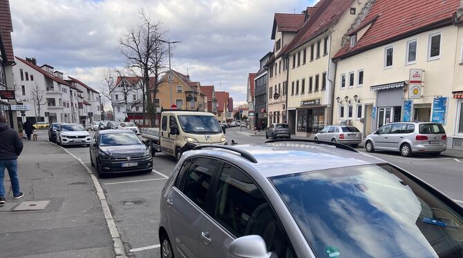 Die Pfullinger Innenstadt, hier die Marktstraße nahe des Lindenplatzes, gehört bisher weitgehend den Autos.