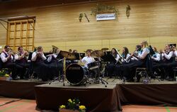 Ein junger Schlagzeuger im Mittelpunkt: Beim Frühjahrskonzert der Musikkapelle Böttingen führte Noah Bösch das Orchester durch d