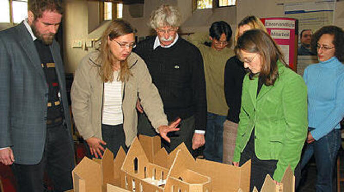 Studentin Vesna Schultz erklärt zusammen mit ihrem Professor Wolfgang Everts Pfarrerin Sabine Drecoll und dem Vorsitzenden der evangelischen Gesamtkirchengemeinde, Professor Martin Plümicke (von rechts), ihr Modell der zukünftigen Citykirche.
FOTO: ANSTÄDT