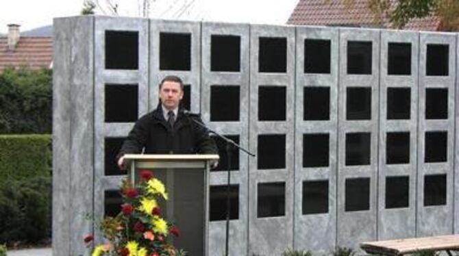 Michael Hillert vor der neuen Urnenwand auf dem Dettinger Friedhof, die der Nachfrage wegen gebaut wurde.
FOTO: VIT