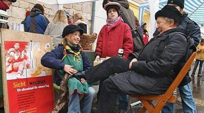 Sonnhild (links) und Lukas gehen auf dem Marktplatz ihrer Arbeit als »Straßenkinder« nach.
FOTO: TRINKHAUS