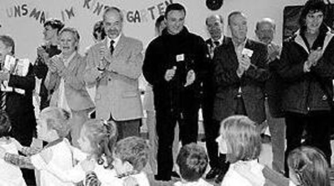 Froh über jede Bewegung der Jugend: Kultusminister Helmut Rau (Dritter von links) und Landrat Thomas Reumann (Sechster von links) umrahmt von Gemeinderäten, Sportkreismitgliedern und Sportlern. Ganz rechts Sportkreis-Ehrenvorsitzender Theo Götz.
FOTO: NIETHAMMER