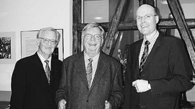 Manfred Nedele inmitten seiner Nachfolger: Hans Vöhringer und Rainer Nawroth (rechts).
GEA-FOTO: FÜSSEL