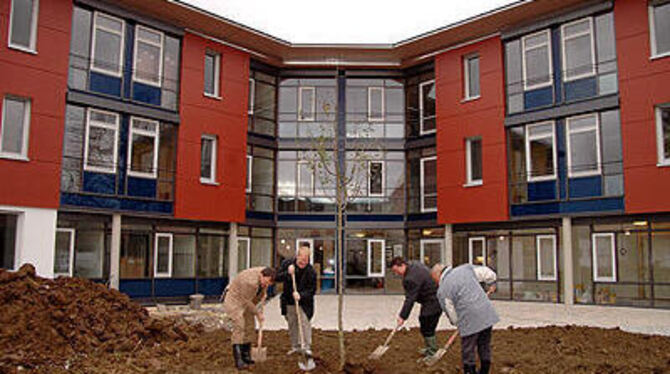 Vor der Cafeteria des Seniorenzentrums Betzingen pflanzen (von links) Bezirksbürgermeister Thomas Keck, Architekt Jochen Schmid, Bruderhaus-Dienststellenleiter Bernhard Scheurenbrand und Landschaftsarchitekt Dieter Hofmann eine Gewürzluike.
GEA-FOTO: PACHER