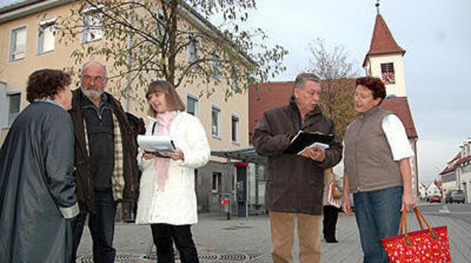 Auch in den Reutlinger Bezirksgemeinden - wie hier in Degerschlacht - befragten CDU-Stadträte Passanten.
GEA-FOTO: PACHER