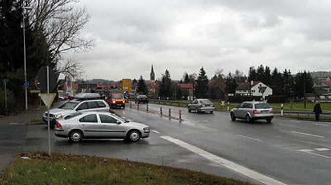 Schlechte Karten haben bislang Verkehrsteilnehmer, die aus dem Industriegebiet »West« in Münsingen auf die B 465 einfahren wollen. Die Gefahr, einen Unfall zu bauen, ist groß. Ein Kreisverkehr soll Besserung bringen - und insgesamt Tempo rausnehmen.
GEA-FOTO: OEL