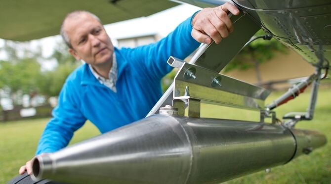 Hagelflieger versuchen, Unwetterwolken zu »impfen«: In einem Rauchgasgenerator wird Silberjodid mit Aceton verbrannt und unter h