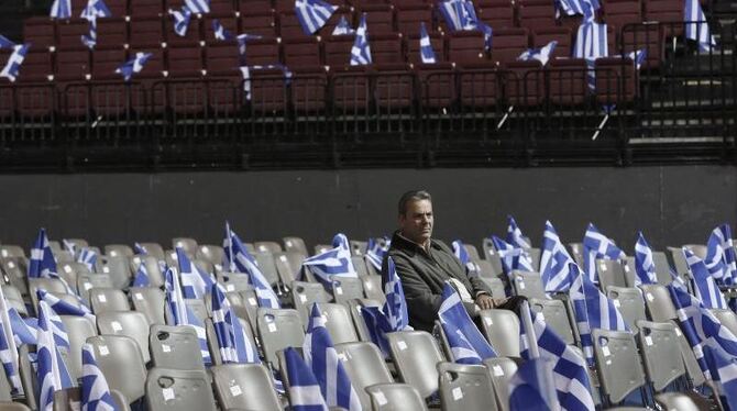 Ein Anhänger der Linkspartei stimmt sich schon mal innerlich auf einen spannenden Wahlabend ein. Foto: Yannis Kolesidis