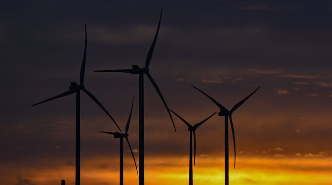 Morgenrot oder Götterdämmerung der Windkraft? Die Engstinger haben es in der Hand. FOTO: PLEUL/DPA