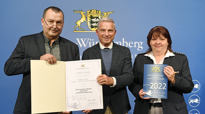 Landes-Innenminister Thomas Strobl (Mitte) zeichnete ehrenamtsfreundliche Arbeitgeber im Bevölkerungsschutz aus. Darunter auch R