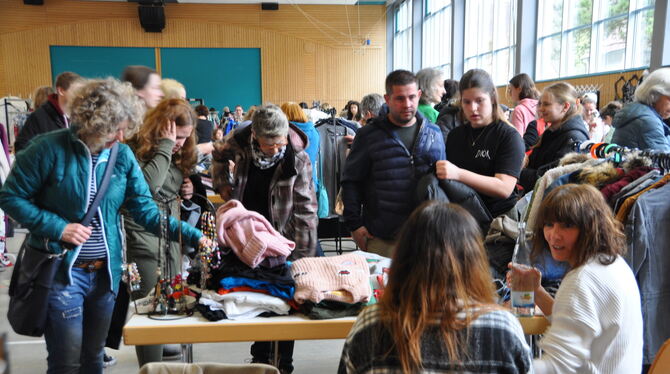 Überschaubar und nicht teuer: Das Angebot in der Lichtensteinhalle kam an.  FOTO: BIMEK