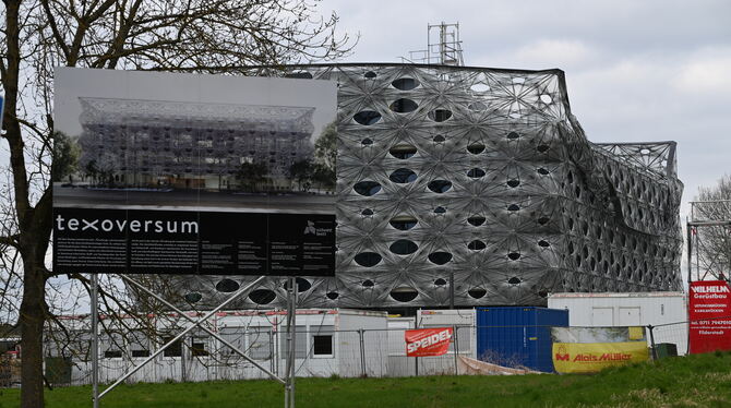 Heftige Sturmböen haben die Fassade des Texoversums auf dem Campus der Hochschule Reutlingen beschädigt. Menschen wurden nicht v