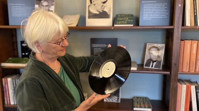 Felicitas Vogel, Kuratorin der  Neske-Bibliothek in Pfullingen, mit einer der Schallplatten, auf denen die Stimmen von Dichter-