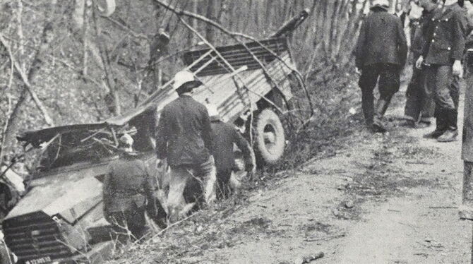 Feuerwehrleute bei der Bergung des französischen Militärlastwagens, der in der Steinlach auf dem Dach zum Liegen gekommen war.