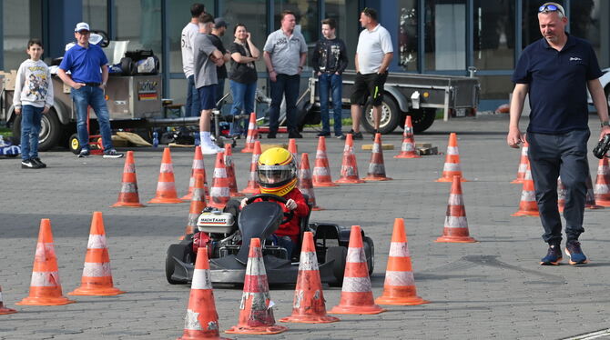 Kinder hatten Spaß an den Koordinationsübungen beim Kartslalom des AC Reutlingen in Eningen.