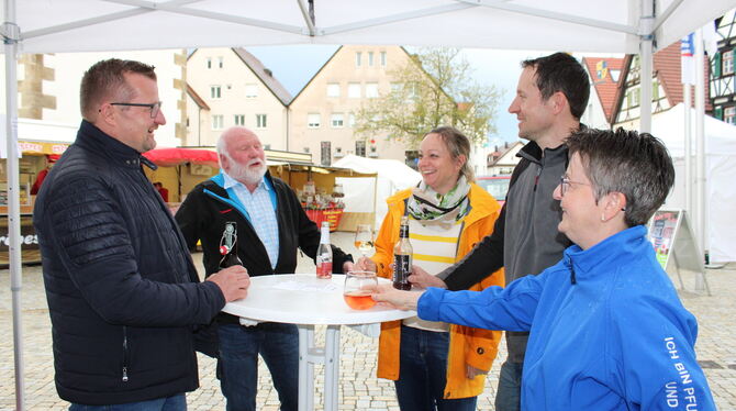 Gute Laune trotz schlechten Wetters herrschte am Tisch von Bürgermeister Stefan Wörner (links) und Sieglinde Schairer (rechts).