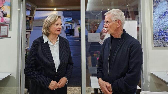 Margarete Kipp-Lenkeit und Wolfgang Klink stellen aus. Ihre Werke hängen links, seine rechts.  FOTO: JOCHEN