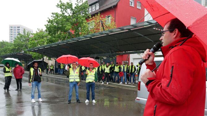 Die Reutlinger Busfahrer demonstrierten im strömenden Regen am ZOB. FOTO: LEISTER