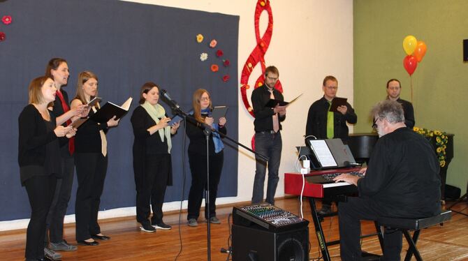 Der Chor Lacuna sang unter Leitung von Reiner Hiby am E-Piano. FOTO: BÖHM