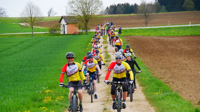 Eröffnungsrunde über die frühlingshafte Alb: Rund 40 Radler nahmen die Schwörer-Haus-Tour gemeinsam unter die Räder.  FOTOS: FIN