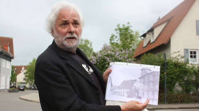 Hermann Berner zeigt eine Abbildung der Falltorstraße an der Abzweigung Mittelgasse (rechts): Hier hielt Fritz Wandel 1933 seine