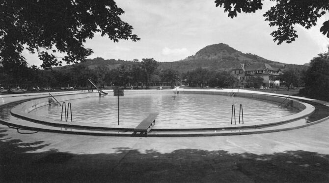 Becken im Arbachbad mit Blick auf die Achalm: Die Aufnahme ist in der Zeit um 1940 entstanden.