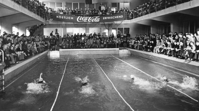 Die Württembergischen Hallenmeisterschaften wurde 1954 im Achalmbad ausgetragen. Gut zu sehen: das alte Schwimmbecken.  FOTOS: H