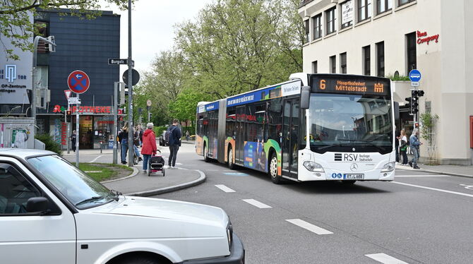 Fußgängerdrehscheibe und ÖPNV-Achse: An Albtor- und Burgplatz geht es für alle eng zu.  FOTO: PIETH