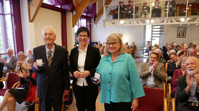 Eine große Ehre wurde am Mittwochabend Susanne Kohler (rechts) und Hans-Dieter Schwarzmann zuteil, als sie die Bürgermedaille de