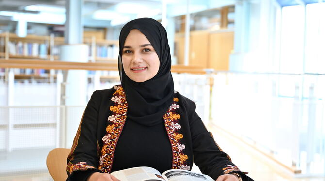 Weil es in der Flüchtlingsunterkunft oft sehr laut ist, lernt Mokadasa Mirzad oft und gerne in der Stadtbibliothek.  FOTO: PIET