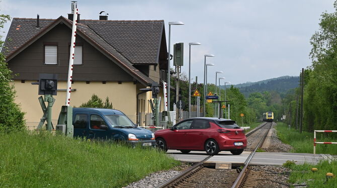 Wenn die Regio-Stadtbahn kommt, sollen Zug- und Autoverkehr entzerrt werden. Etwa hier in Nehren: Der Bahnhof soll vom Bahnüberg