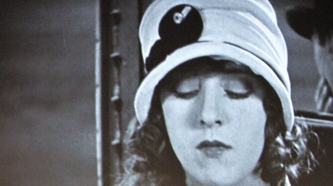 Mary Buckingham (Jobyna Ralston) aus dem 1924 enststandenen Film »Girl Shy« scheint hier Interesse am Geschehen im Orchester zu