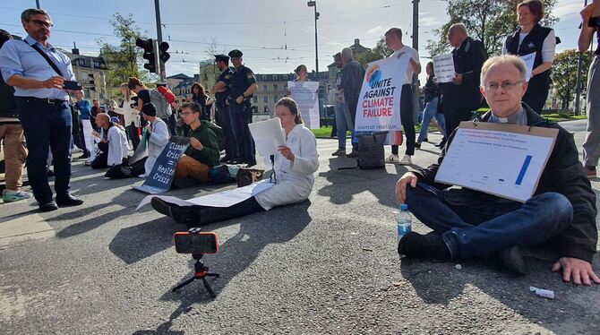 Für die Blockade am 28. Oktober 2022 in München mit »Scientist Rebellion« bekam Jörg Alt eine Strafe von 10 Euro aufgebrummt.  F