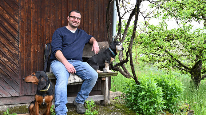 Im Grünen fühlen sie sich am wohlsten: Hannes (von links), Friedemann Rupp und Barthel auf dem Familiengütle. FOTO: PIETH