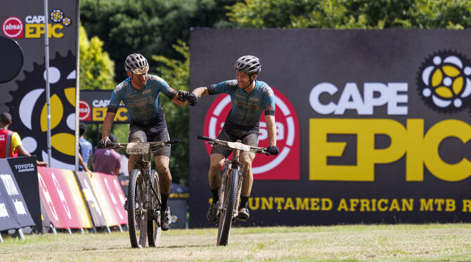 Wie bei den Top-Platzierungen in Südafrika konnten sich Martin Frey (rechts) und Teamkollege Simon Stiebjahn auch in Tschechien