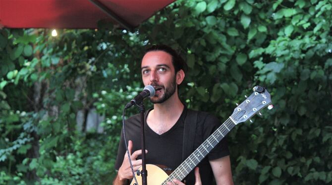 Aljosha Konter bei seinem Auftritt im Reutlinger Pappelgarten.  FOTO: STRÖHLE